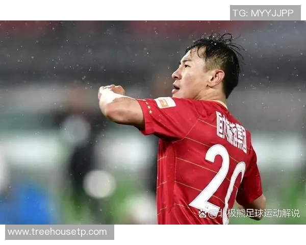 从草根到巅峰足球明星的奋斗历程与个人成长故事